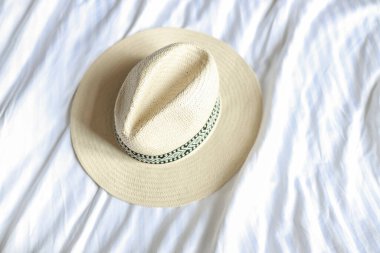 Otel yatakta kavramı tatil şapka