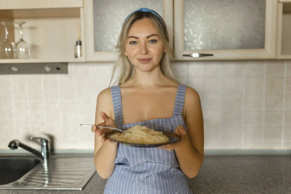 Sexy Rubia Ama Casa Comiendo Pasta Cocinada Retrato Cerca —  Fotos de Stock
