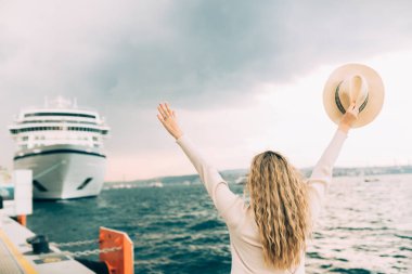 Büyük yolcu gemisinin önünde duran kadın turist, seyahat eden kadın.. 