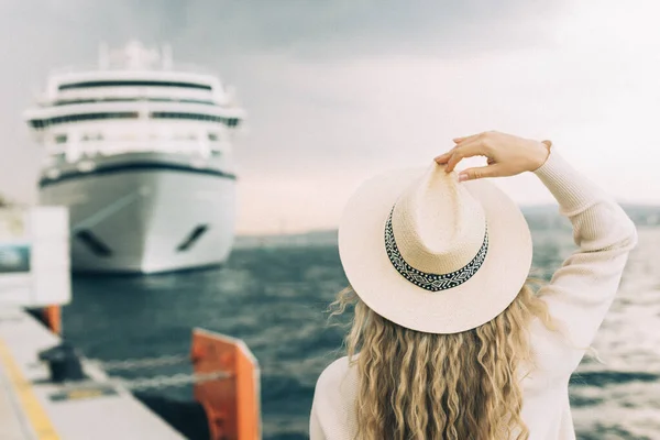 Vrouw Toerist Staat Voor Grote Cruiseschip Reizen Vrouw — Stockfoto