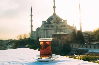 İstanbul 'da Ayasofya' nın arka planında bir bardak Türk çayı. Yüksek kalite fotoğraf
