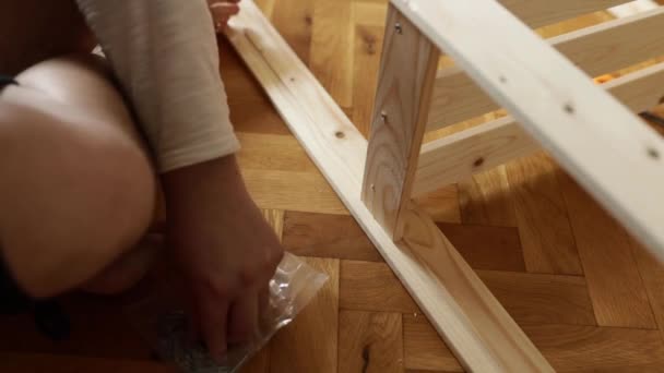 Mężczyzna Montuje Nowe Drewniane Półki Meble Mieszkaniu — Wideo stockowe