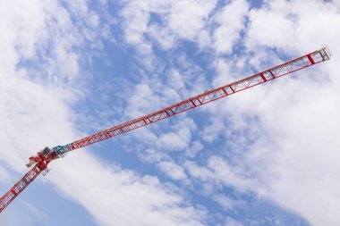 Vinçler bir ev inşa ediyor. Beton bina yapım aşamasında. İnşaat alanı.