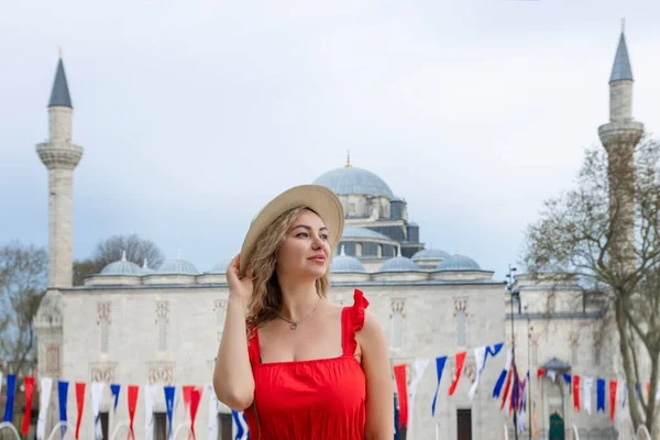 Piękna Podróżniczka Długiej Czerwonej Sukience Słomkowym Kapeluszu Jest Fotografowana Pobliżu — Zdjęcie stockowe