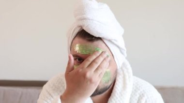 Yüzüne maske takan bornozlu komik bir adam.. 