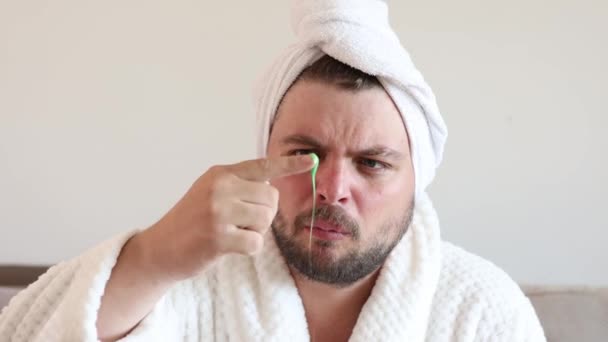 Rolig Skäggig Man Tillämpa Grön Mask För Hudvård — Stockvideo