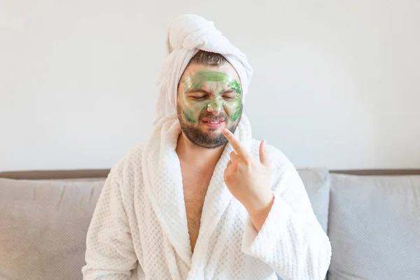 Lustiger Bärtiger Mann Trägt Grüne Maske Zur Hautpflege Auf — Stockfoto