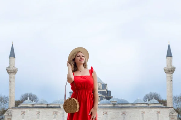 一名身穿红色长裙 头戴草帽的漂亮女旅行家在土耳其伊斯坦布尔附近拍摄到的照片 Suleiman Blue Mosque Summer — 图库照片
