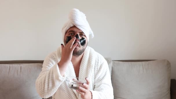 Αστείο Γενειοφόρος Άνδρας Εφαρμογή Μαύρη Μάσκα Για Φροντίδα Του Δέρματος — Αρχείο Βίντεο