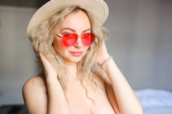 Sexy Blondine Mit Schönen Großen Brüsten Posiert Der Nähe Des — Stockfoto