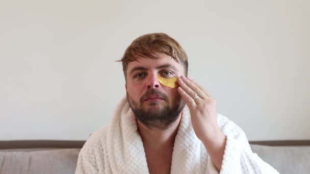 Retrato Engraçado Homem Uma Toalha Banho Sua Cabeça Cola Adesivo — Vídeo de Stock