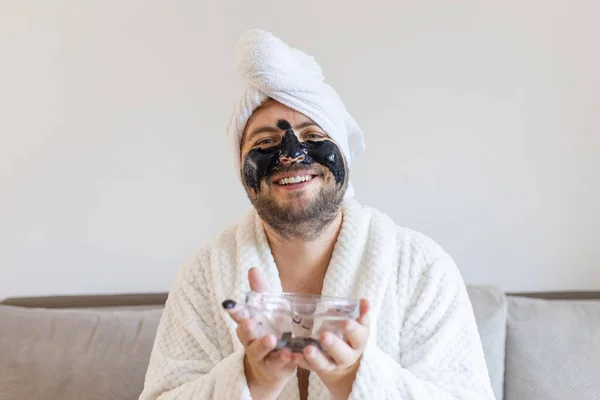 Αστείο Γενειοφόρος Άνδρας Εφαρμογή Μαύρη Μάσκα Για Φροντίδα Του Δέρματος — Φωτογραφία Αρχείου