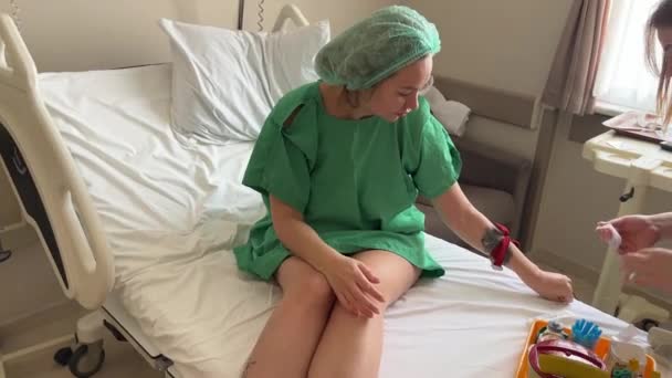 Une Jeune Femme Clinique Installe Cathéter Avant Chirurgie Plastique — Video