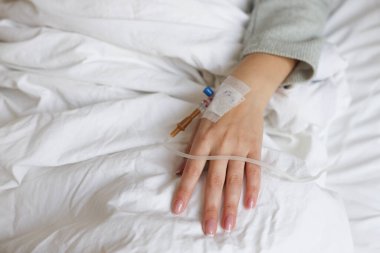 Hastanedeki hastaların kollarına serum fizyolojik solüsyonu damlıyor..