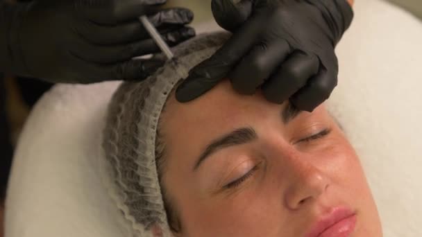 Schönheitsklinik Kosmetikerin Hände Handschuhen Machen Gesicht Alterung Injektion Eine Weibliche — Stockvideo