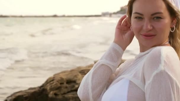 Пляжна Жінка Модному Пляжному Одязі Біла Туристична Дівчина Білому Парео — стокове відео