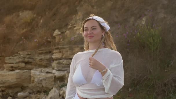 Strandfrau Trendiger Beachwear Kaukasisches Touristenmädchen Weißen Pareo Zum Sonnenschutz Entspannter — Stockvideo