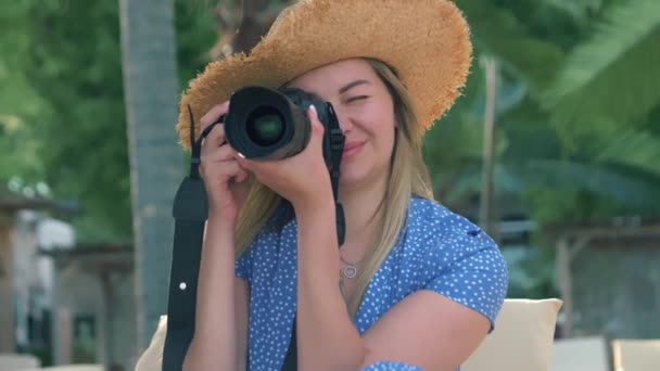 Photographie Voyages Une Jeune Femme Dans Chapeau Tient Appareil Photo — Video