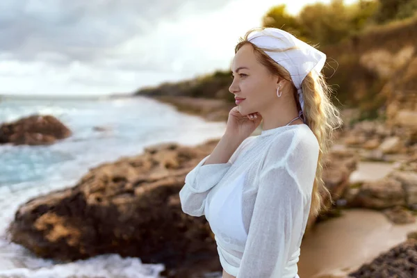 Modieus Mooi Meisje Poseren Het Strand Bij Zonsondergang Sexy Slanke — Stockfoto