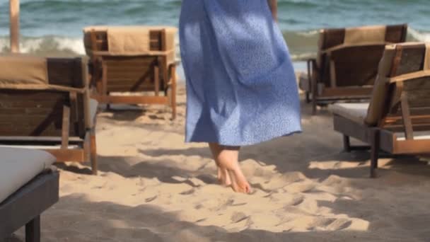 금발의 아름다운 여자가 드레스를 해변을 드레스를 바람에 나부끼는 드레스 — 비디오