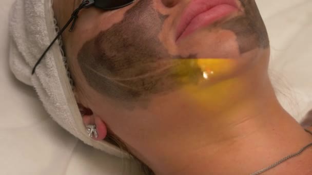 Procédure Nettoyage Visage Avec Peeling Carbone Dans Salon Spa Vue — Video