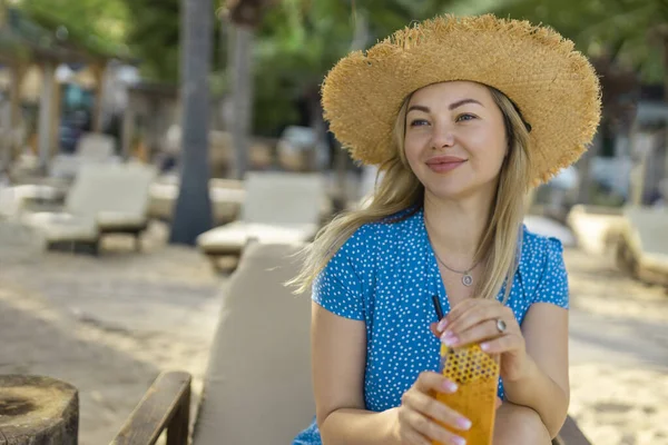 Mode Jonge Vrouw Die Cocktail Drinkt Strandbar Vrolijke Aantrekkelijke Blonde — Stockfoto