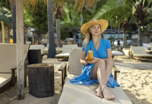 Mode Jonge Vrouw Die Cocktail Drinkt Strandbar Vrolijke Aantrekkelijke Blonde — Stockfoto