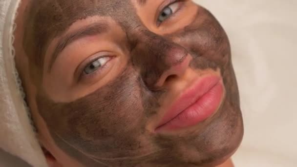 Cosmetólogo Aplicando Máscara Negra Cara Mujer Bonita Usando Guantes Negros — Vídeos de Stock