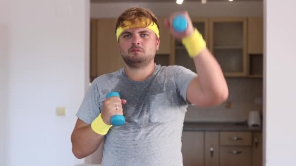 Zabawny Człowiek Podnosi Małe Hantle Parodia Uprawiania Sportu Pompowania Bicepsów — Wideo stockowe