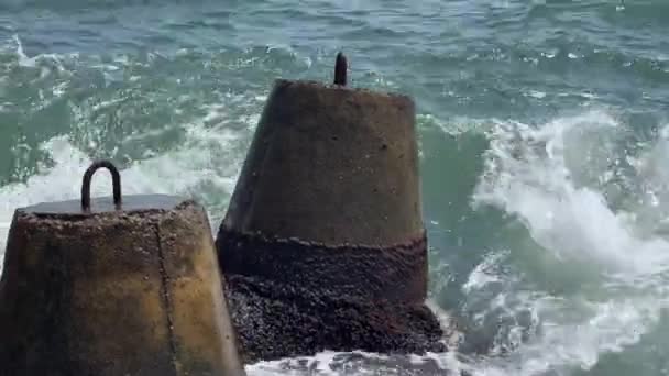Kamienie Plaży Fale Morskie Uderzają Skały Brzegu Piękny Widok Morze — Wideo stockowe