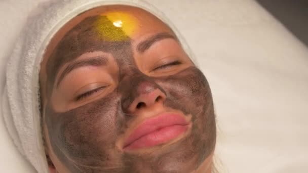 Procedimento Limpeza Facial Com Peeling Carbono Salão Spa Fechar Acima — Vídeo de Stock