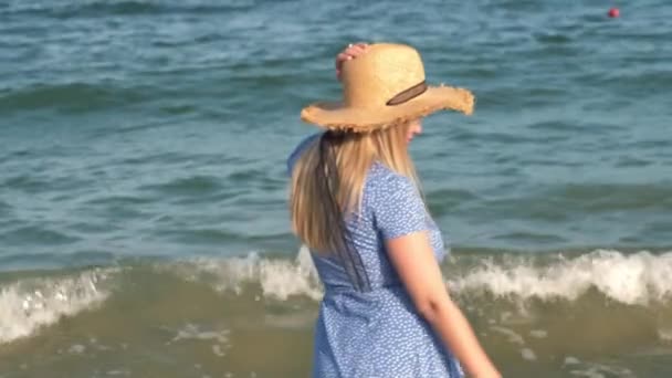年轻的金发女游客在海滨带着自信的呼吸微笑 — 图库视频影像
