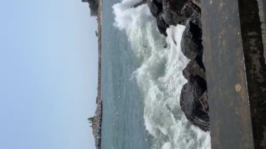 Sahildeki taşlar. Deniz dalgaları kıyıdaki kayalara vuruyor. Güzel deniz manzarası, Karadeniz 'in dalgaları