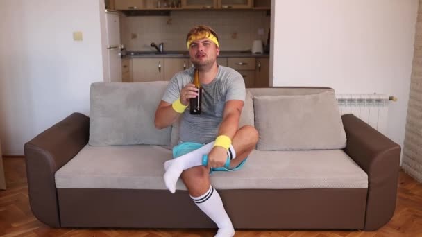 Homme Drôle Vêtements Sport Shirt Humide Assis Sur Canapé Avec — Video