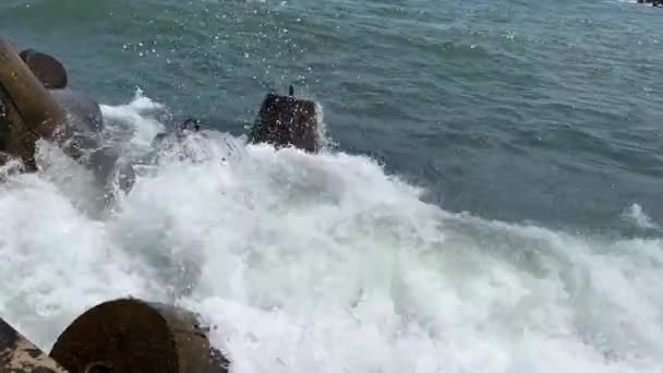 Stenen Het Strand Zeegolven Slaan Tegen Rotsen Kust Prachtig Uitzicht — Stockvideo
