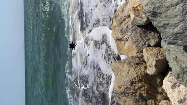 Sahildeki Taşlar Deniz Dalgaları Kıyıdaki Kayalara Vuruyor Güzel Deniz Manzarası — Stok video