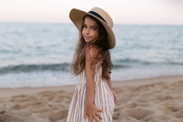 Маленькая Девочка Шляпе Пляже — стоковое фото