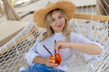 kokteyl hamakta rahat bir kadınla. 