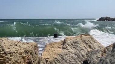 Sahildeki taşlar. Deniz dalgaları kıyıdaki kayalara vuruyor. Güzel deniz manzarası, Karadeniz 'in dalgaları