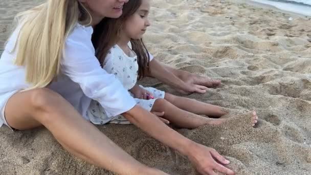 Flickan Och Mamman Leker Stranden Kvällens Hav Landskap Bakgrunden — Stockvideo