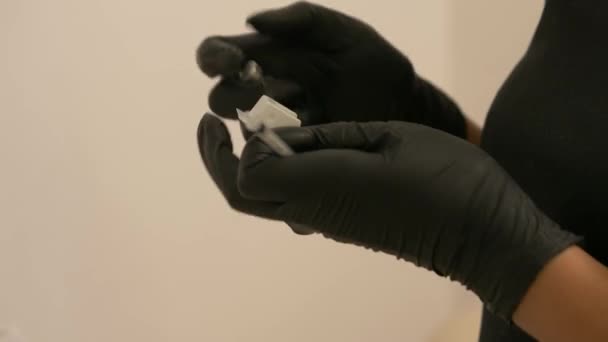 Cosmetoloog Houdt Handschoenen Een Container Met Een Preparaat Voor Een — Stockvideo