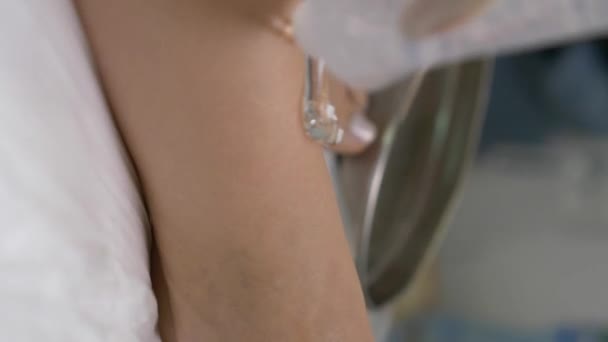 Нанесення Гелю Епіляції Жіночі Ноги Допомогою Одноразового Шпателя Салоні Косметології — стокове відео