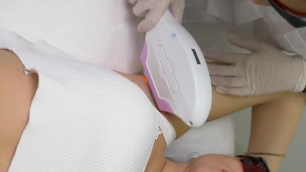 Laser Ontharing Van Oksel Moderne Kosmetologie Kliniek Volwassen Vrouw Doet — Stockvideo