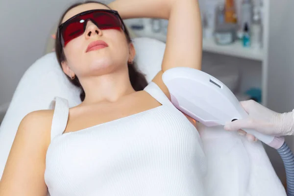 Remoção Cabelo Laser Axila Clínica Moderna Cosmetologia Mulher Adulta Está — Fotografia de Stock