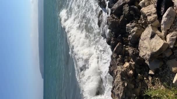 海滩上的石头海浪拍打着岸上的岩石 美丽的海景 黑海的波浪 — 图库视频影像