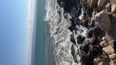 Sahildeki taşlar. Deniz dalgaları kıyıdaki kayalara vuruyor. Güzel deniz manzarası, Karadeniz 'in dalgaları