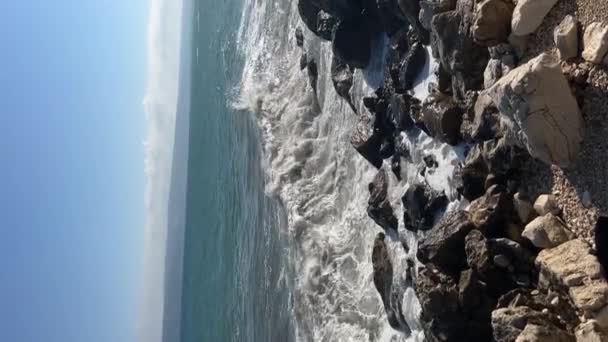 Sahildeki Taşlar Deniz Dalgaları Kıyıdaki Kayalara Vuruyor Güzel Deniz Manzarası — Stok video
