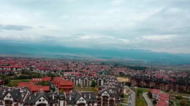 Bulgaristan 'ın Blagoevgrad bölgesinin ünlü Bansko kayak beldesinin hava manzarası. 