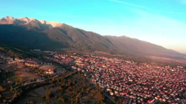 Bulgaristan 'ın Blagoevgrad bölgesinin ünlü Bansko kayak beldesinin hava manzarası. 