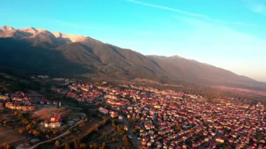 Bulgaristan 'ın Blagoevgrad bölgesinin ünlü Bansko kayak beldesinin hava manzarası. 